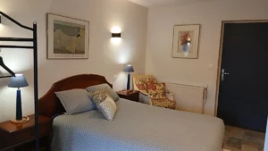 Lit dans la chambre Rimbaud de la maison d'hôte le domaine de la plume