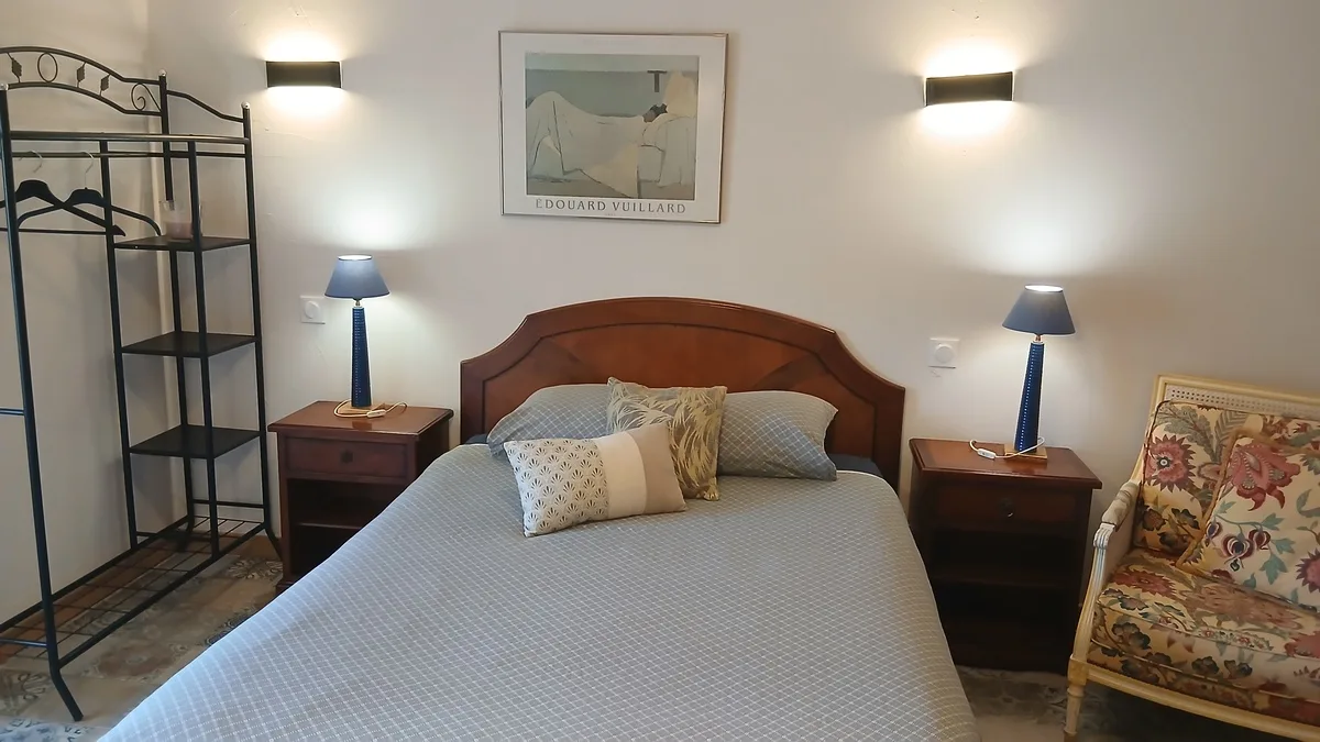 Lit dans la chambre Rimbaud de la maison d'hôte le domaine de la plume