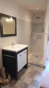 Salle de bain dans la chambre RImbaud dans la maison d'hote le domaine de la plume