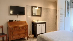 Intérieur de la chambre Rimbaud de la maison d'hôte le domaine de la plume