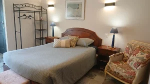 Lit dans la chambre Rimbaud de la maison d'hôte le domaine de la plume