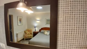 Lit dans la chambre Rimbaud de la maison d'hôte le domaine de la plume