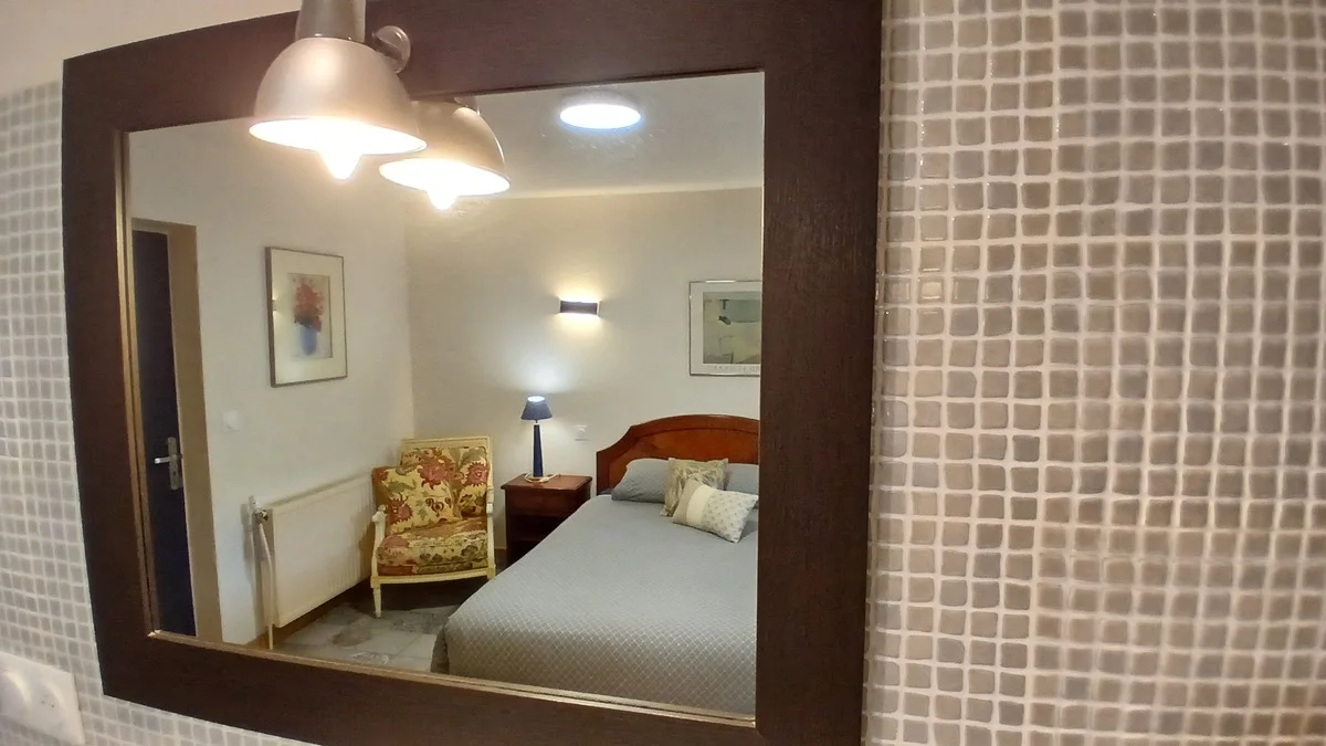 Lit dans la chambre Rimbaud de la maison d'hôte le domaine de la plume