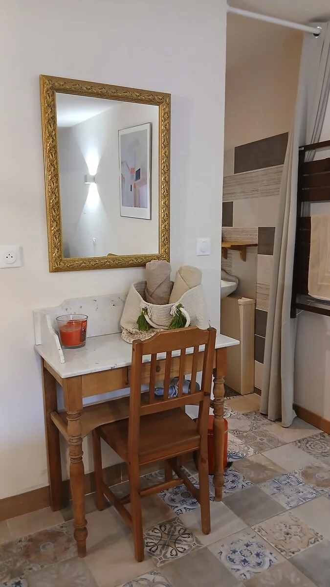 Un bureau dans la chambre lamartine