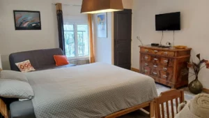 Lit double dans la chambre lamartine au domaine de la plume