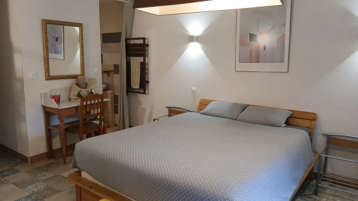 Lit double dans la chambre lamartine au domaine de la plume à la gimond