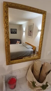 un miroir dans la chambre lamartine au domaine de la plume