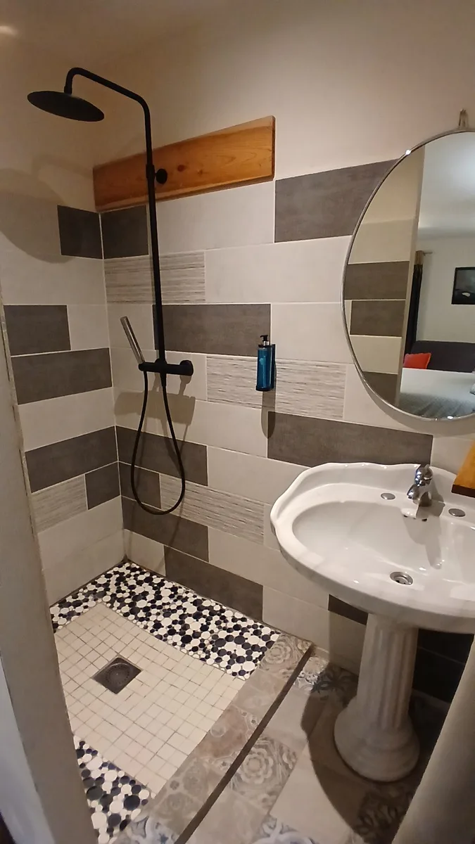 salle de bain dans la chambre lamartine au domaine de la plume