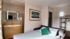 Lit dans la chambre voltaire au domaine de la plume