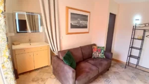 Canapé dépliant dans la chambre voltaire au domaine de la plume