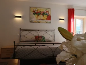 Lit double dans la chambre voltaire au domaine de la plume