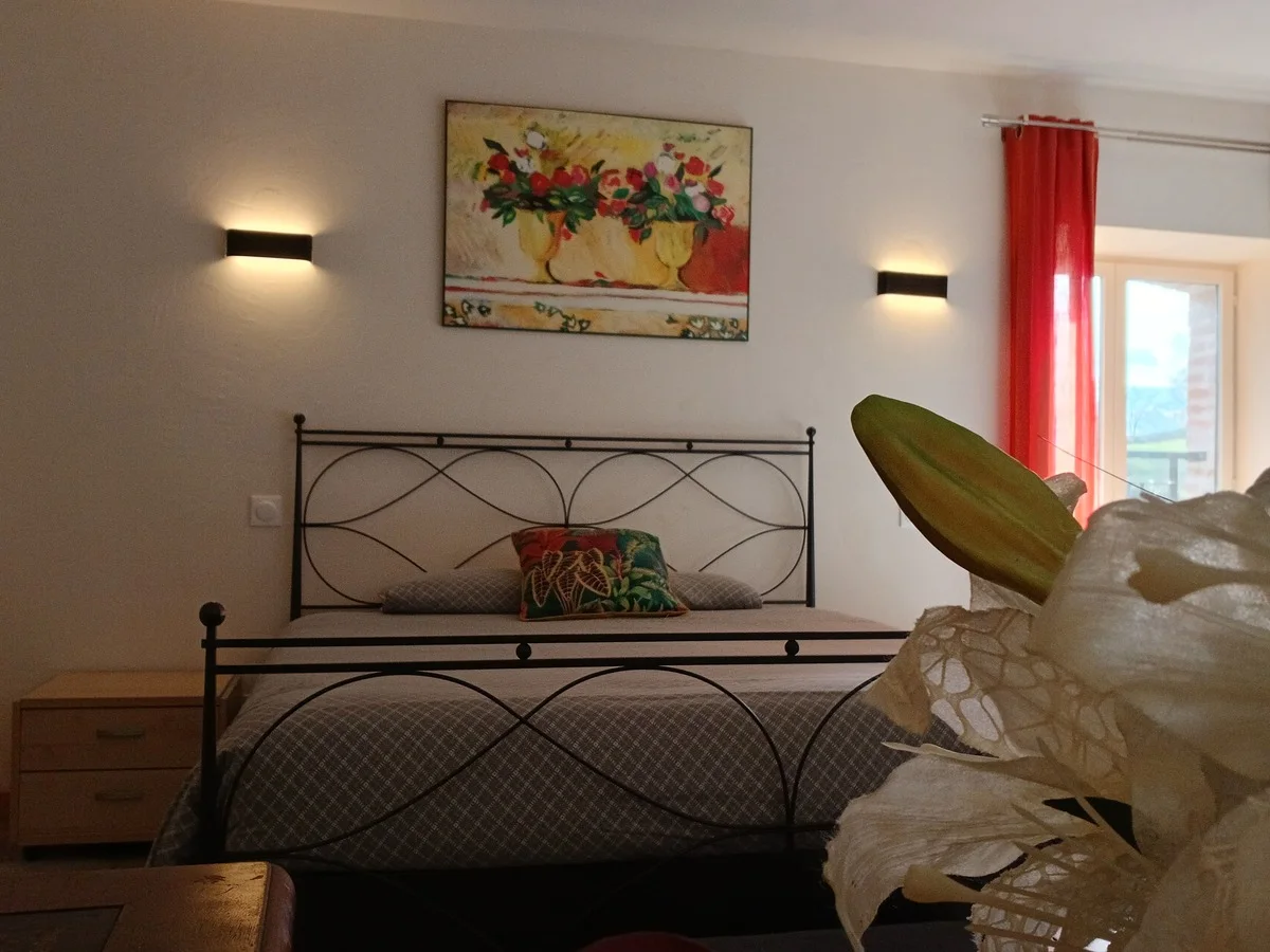 Lit double dans la chambre voltaire au domaine de la plume