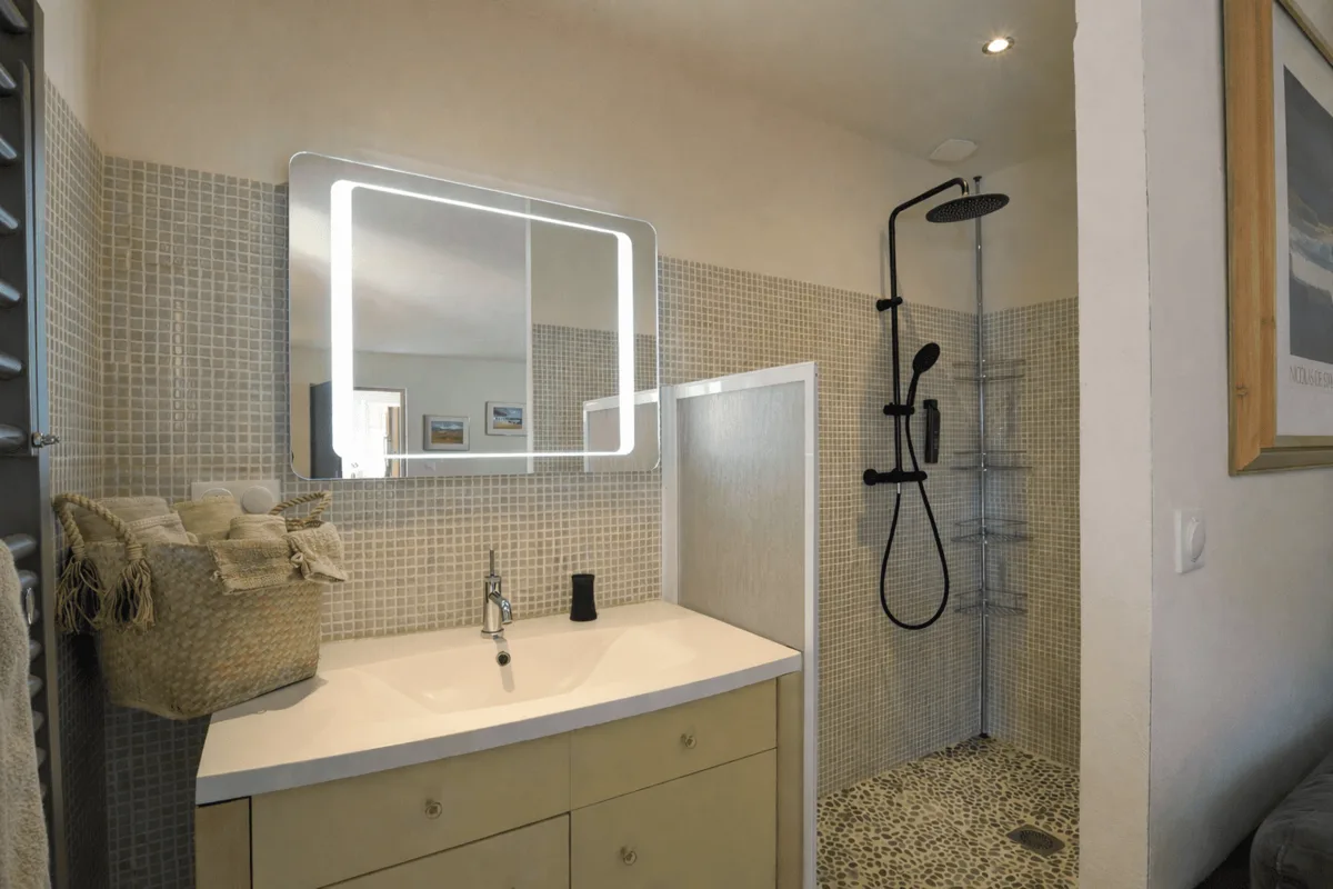 Salle de bain élégante dans le domaine de la plume