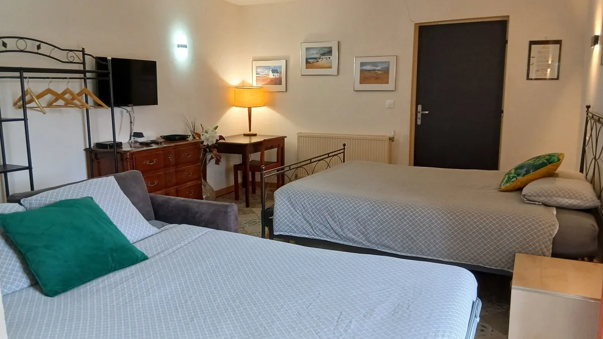 2 lits séparés dans la chambre voltaire au domaine de la plume