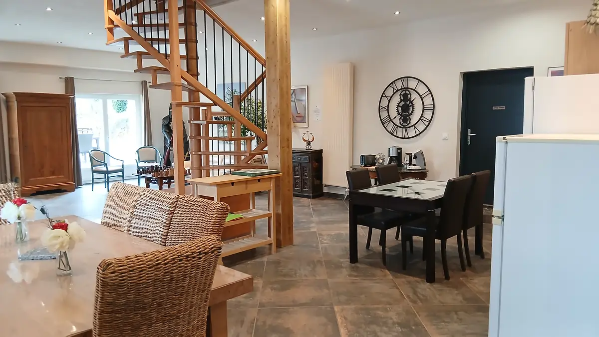 Salle ouverte sur la cuisine et la salle à manger au gite du domaine de la plume