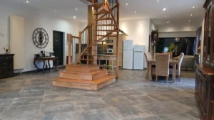 Salle principale gite domaine plume gimond