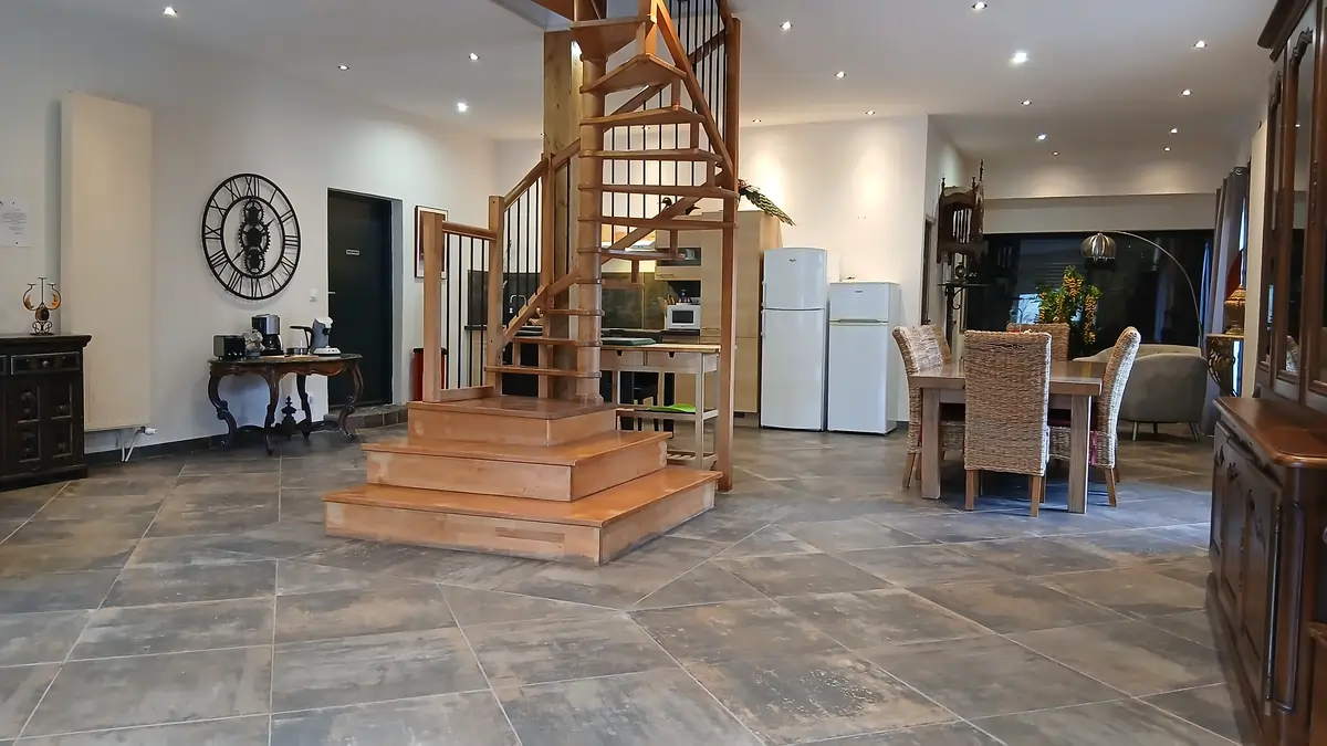 Salle principale gite domaine plume gimond