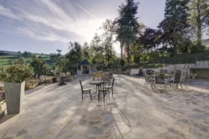 Terrasse privative du gite avec un salon d'extérieur