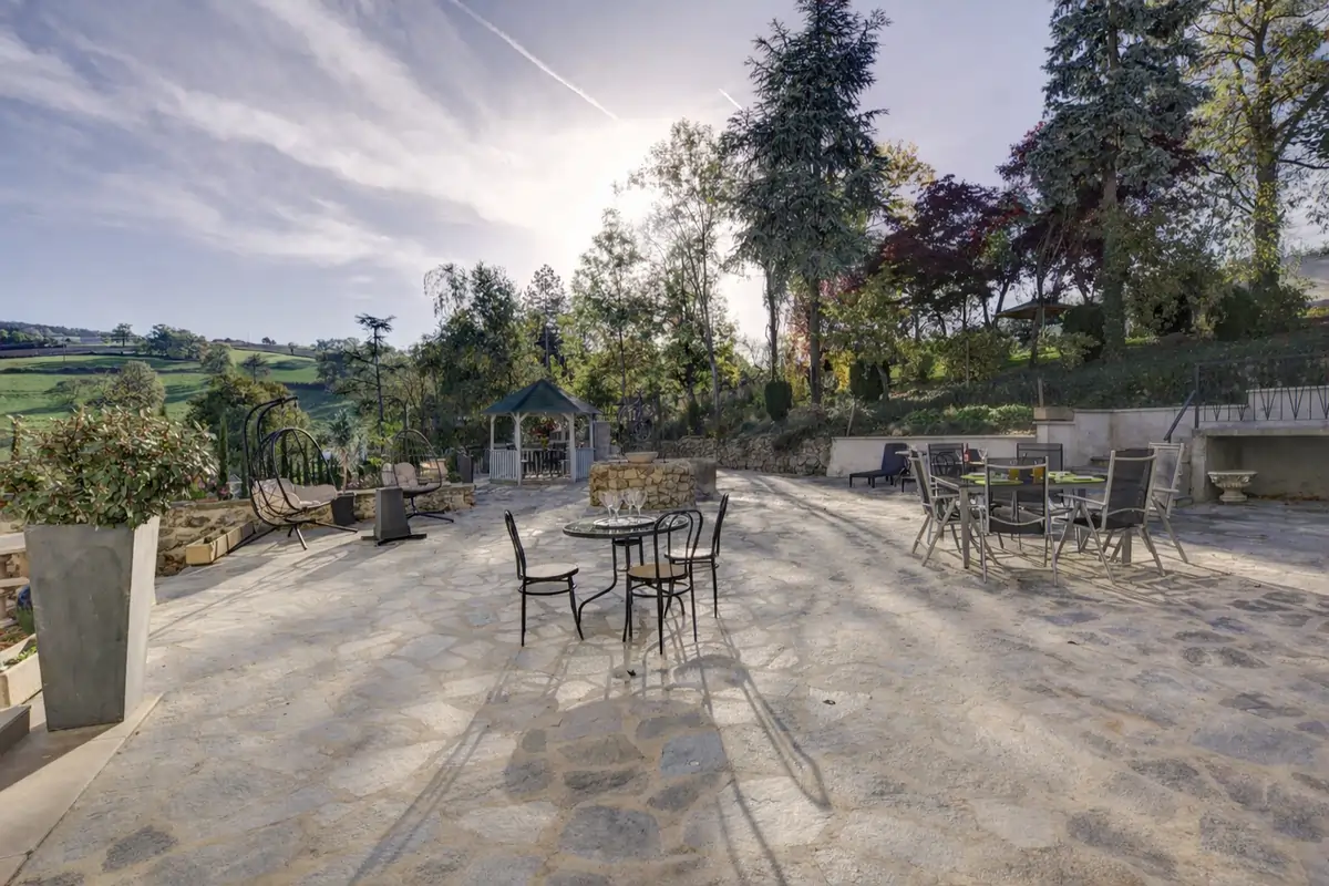 Terrasse privative du gite avec un salon d'extérieur
