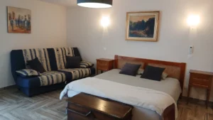 un lit double et un clic clac dans la chambre Daudet au domaine de la plume