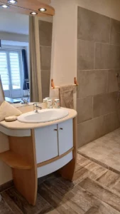 Salle de bain de la chambre daudet du domaine de la plume