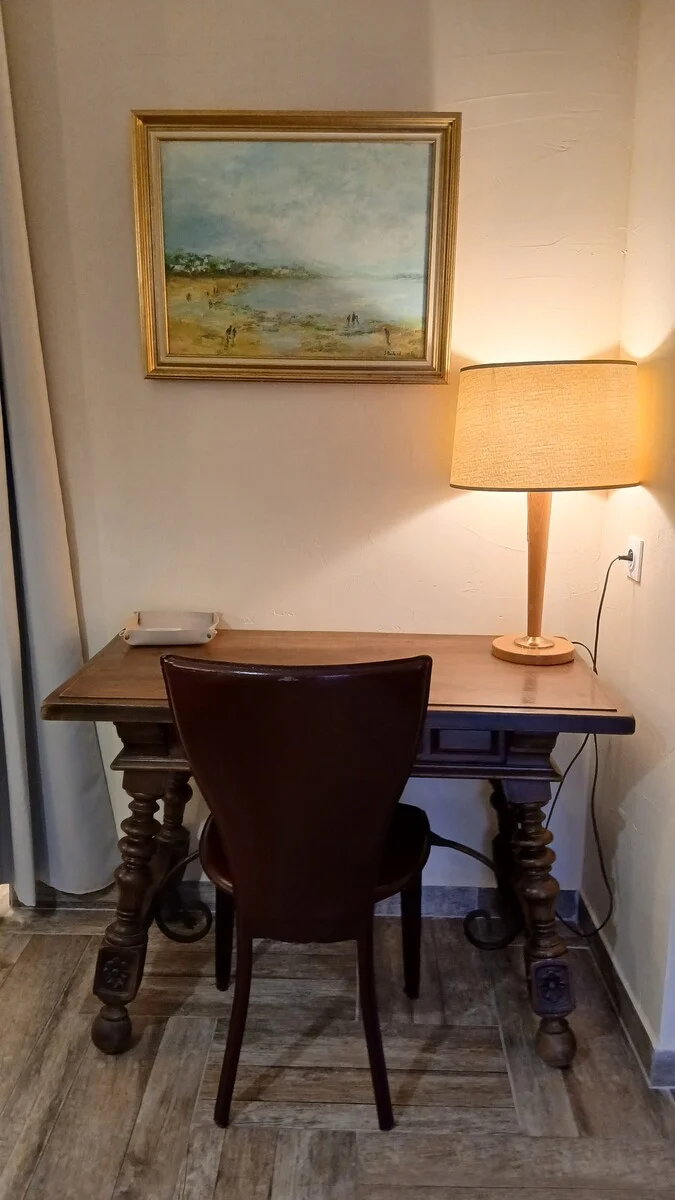 Bureau dans la chambre daudet du domaine de la plume