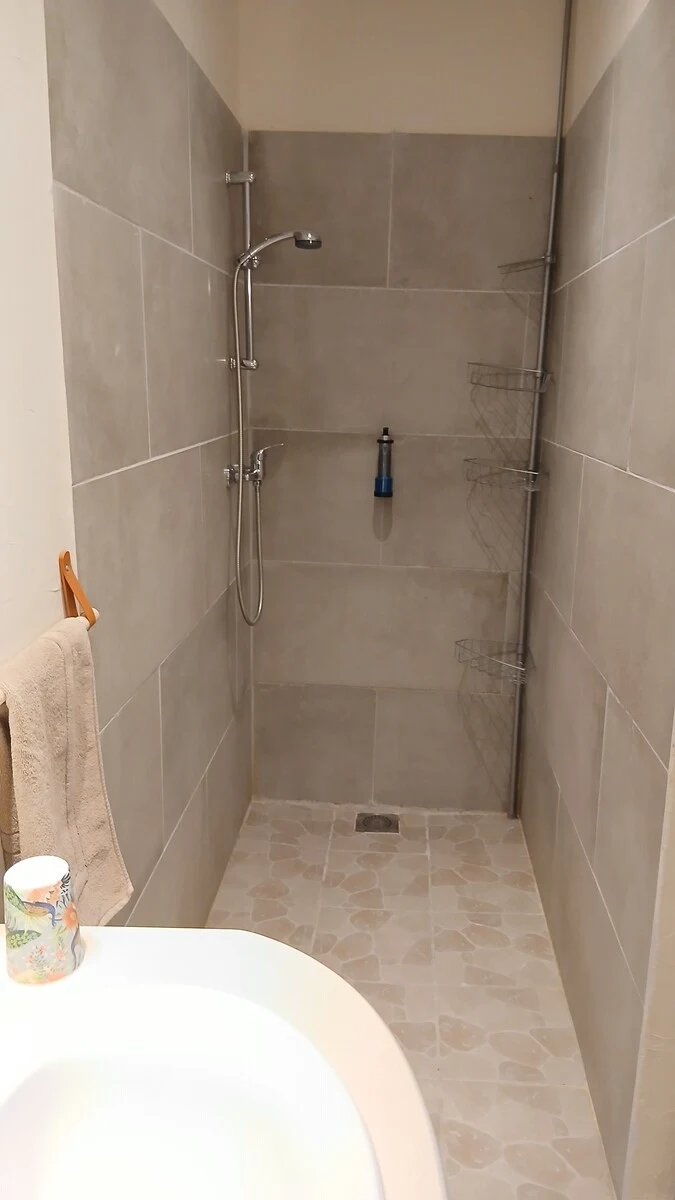 Douche à l'italienne dans la chambre Daudet du domaine de la plume