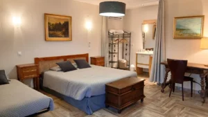 Deux lits doubles dans la chambre Daudet au domaine de la plume