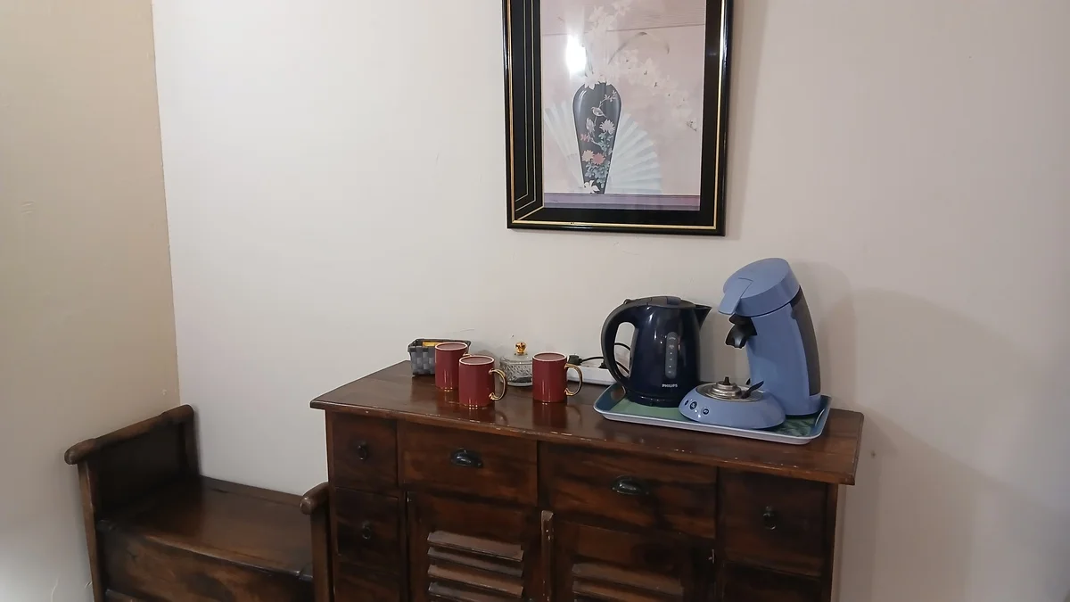 Cafetière et café dans la chambre d'hotes du domaine de la plume