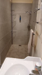 Salle de bain dans la Chambre familiale Giono du domaine de la plume