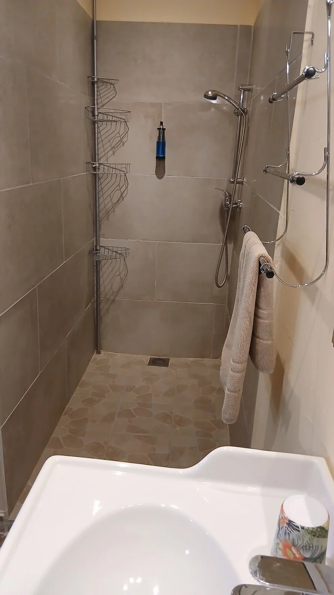 Salle de bain dans la Chambre familiale Giono du domaine de la plume