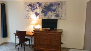 Intérieur de la chambre d'hôtes familiale Giono du Domaine de la plume