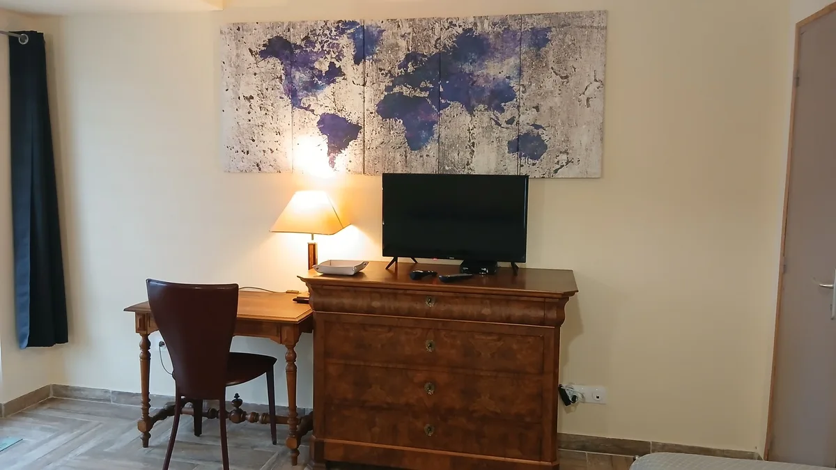 Intérieur de la chambre d'hôtes familiale Giono du Domaine de la plume