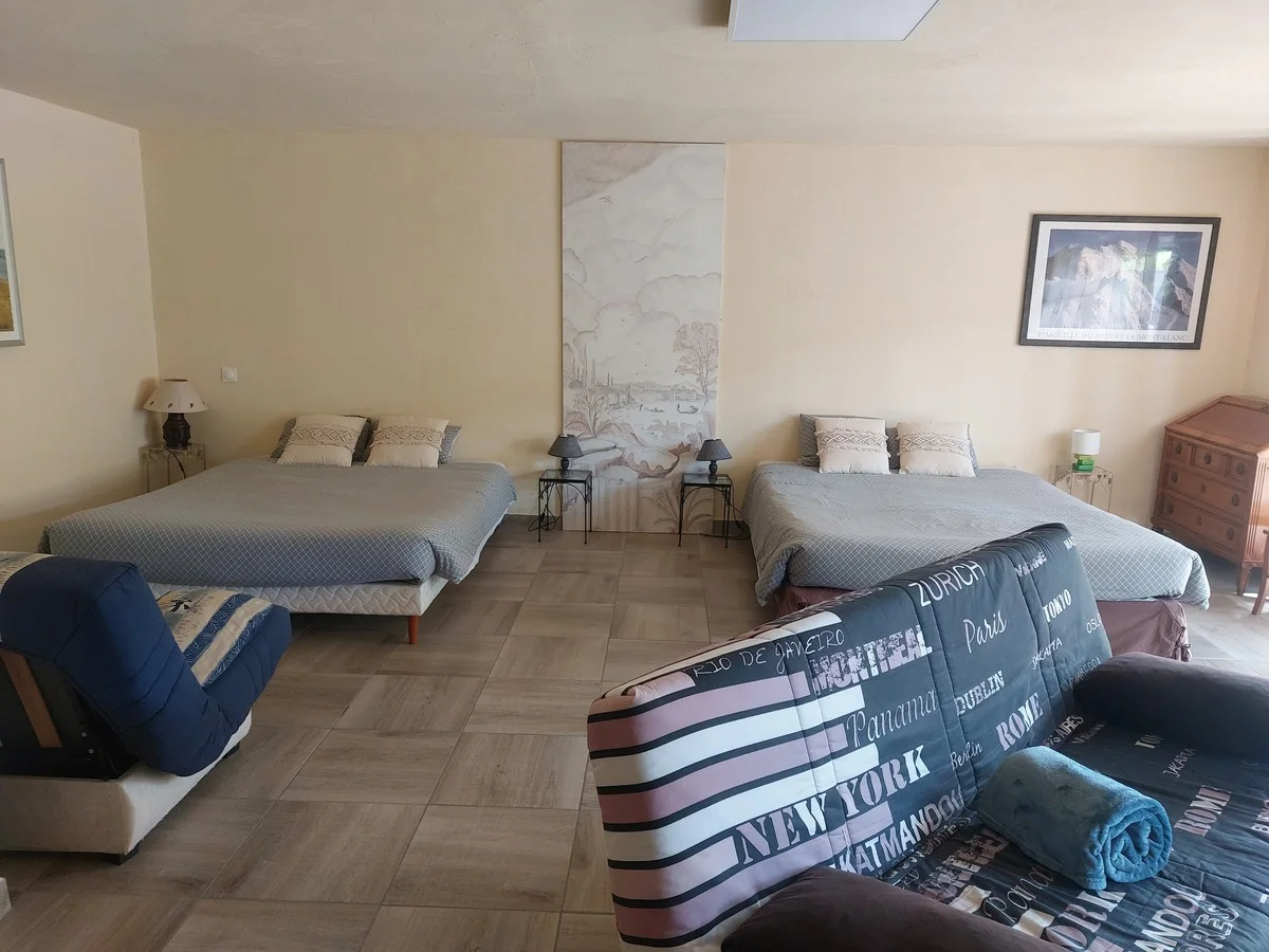 Intérieur de la chambre Pagnol du domaine de la plume