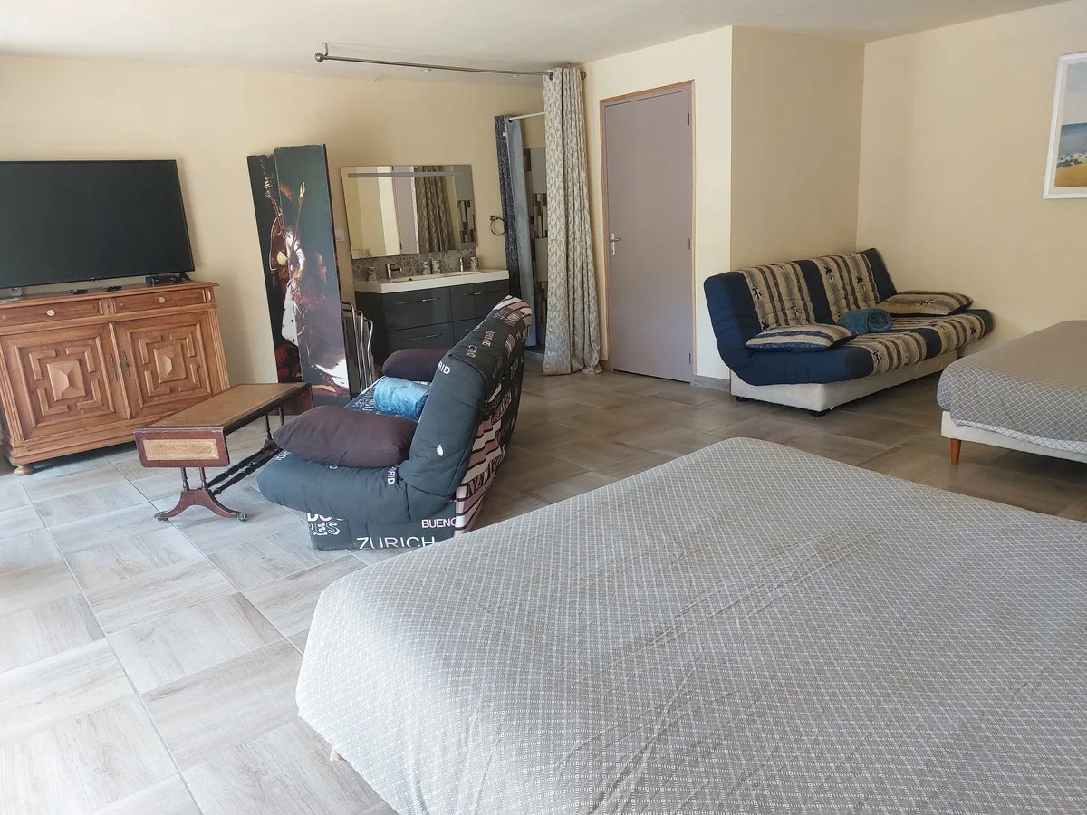 intérieur de la chambre pagnol du domaine de la plume