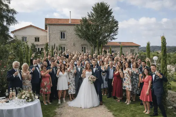 Réception d'un mariage avec une grande famille au domaine de la plume